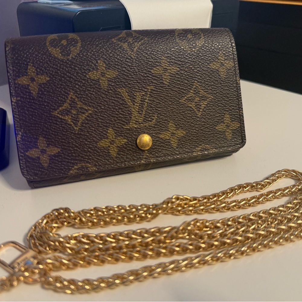 Louis Vuitton Tresor wallet in Monogram free Gold Chain